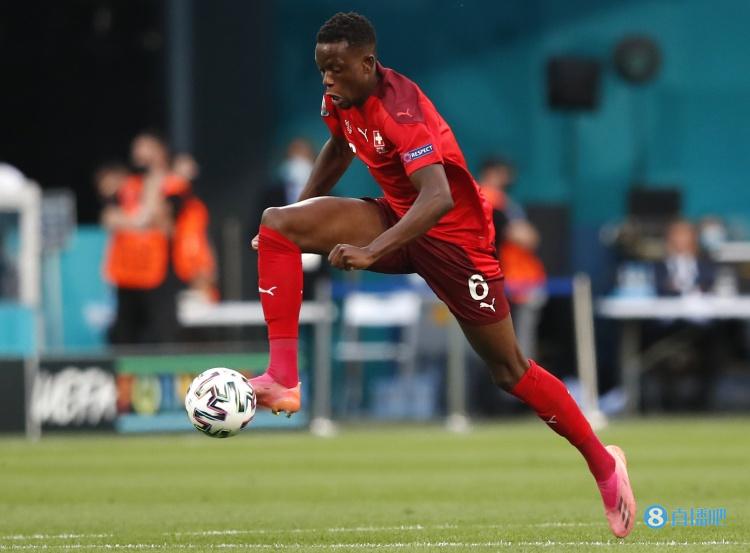 记者:巴萨有意冬窗签扎卡里亚,罗马也在关注