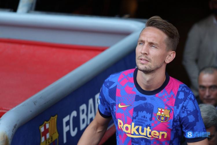 每体:表现不佳,卢克-德容遭到诺坎普球迷嘘声对待