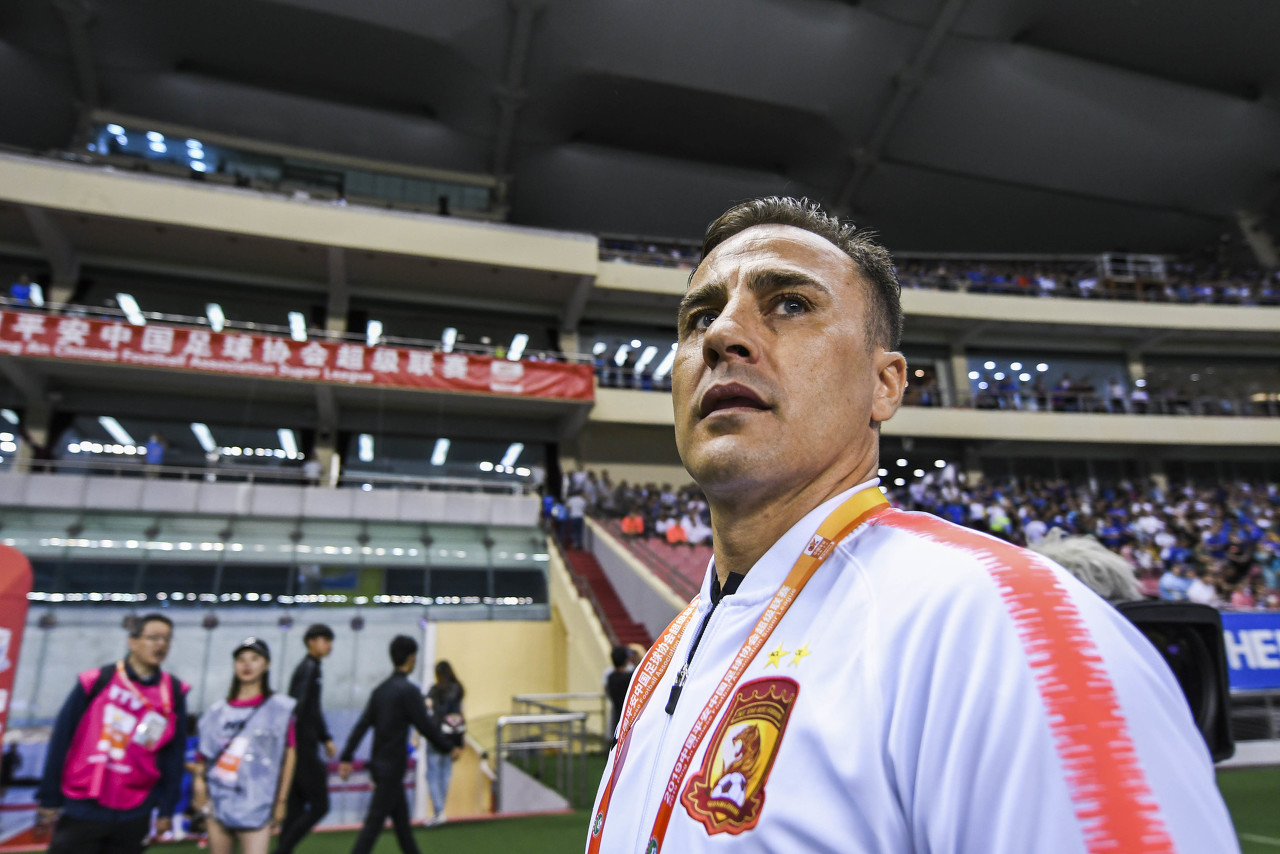 足球报:48岁的卡纳瓦罗已佩戴老花镜,带着两大箱执教笔记离开