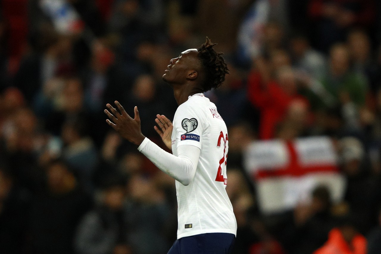 天空:亚伯拉罕将为英格兰首发出战安道尔,特里皮尔预计担任队长