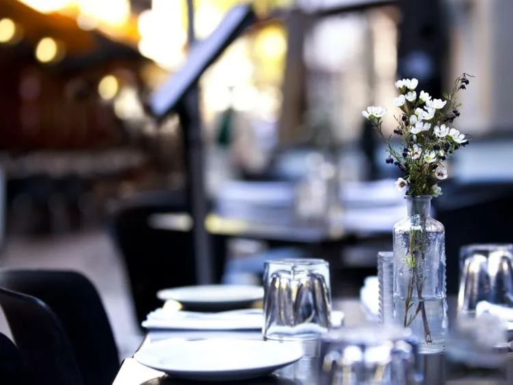 迪拜在斋月禁食时间内禁止户外餐饮和水烟服务