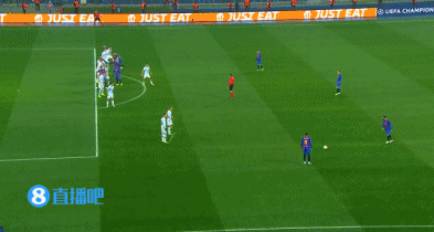 差一点!阿尔巴开出任意球,朗格莱门前头球击中立柱险破门