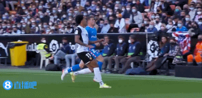 特里皮尔和科斯塔相撞后肩膀受伤无法坚持,被福萨里科替换下场