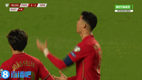 遭米特洛维奇头球绝杀后,C罗生气怒吼+无奈蹲下