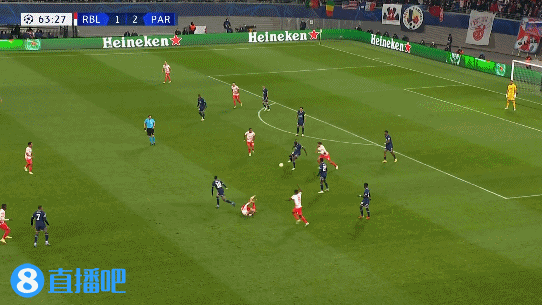 姆巴佩跑出单刀但打门再次被扑，上下半场各错失一次单刀机会