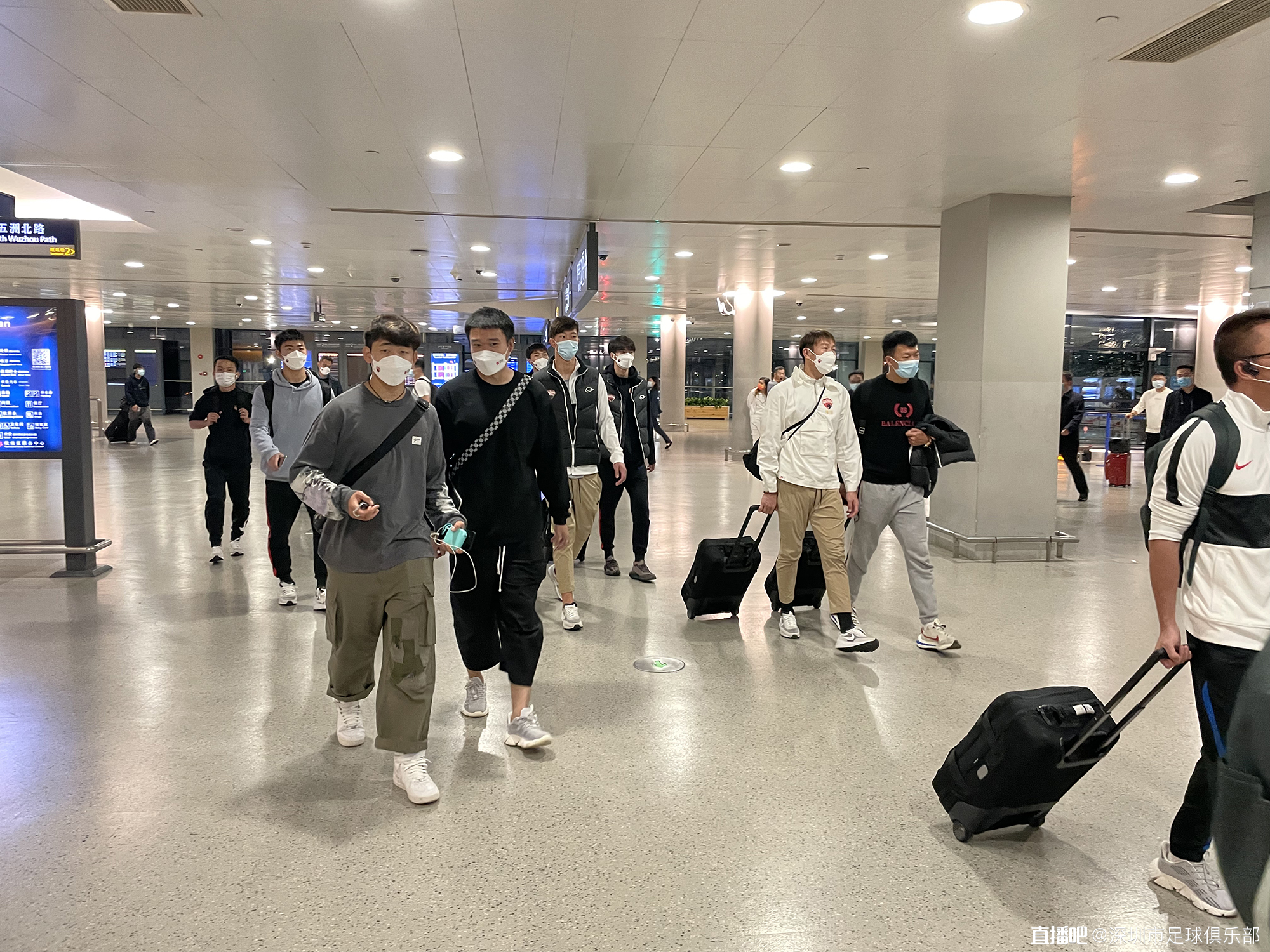 深圳队深夜抵达上海,配合国家队做好世预赛备战工作