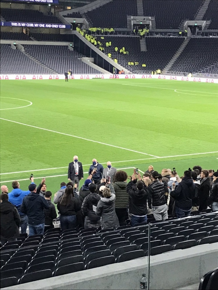 人格魅力?部分热刺球迷赛后与索尔斯克亚热情合影