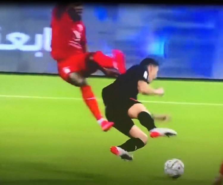 怒不可遏!J罗遭暴力犯规后起身找裁判投诉被连出两黄罚出场