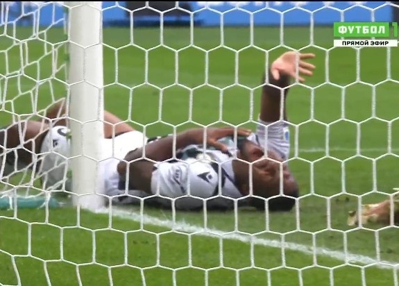 表情痛苦！乌迪内斯球员为挡门头被撞到