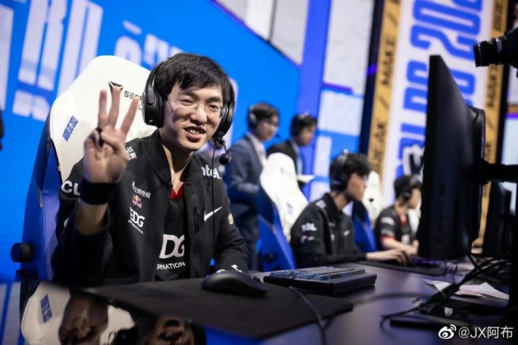 EDG经理阿布发博:谁知道圣枪哥3.2.1的双层含义!