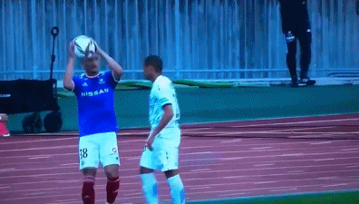 偷鸡不成蚀把米！J联赛外援碰瓷抱头倒地，无奈演技太差..