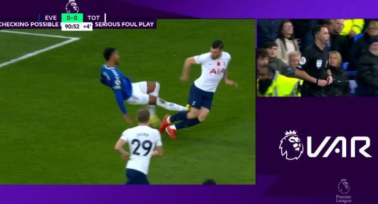 霍尔盖特踩到霍伊别尔,主裁看过VAR后出示直接红牌!