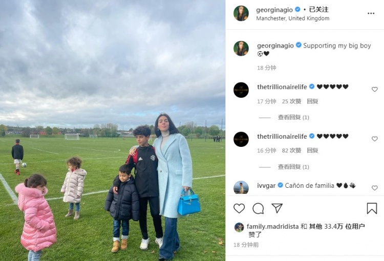 迷你罗在曼联青训营踢球，怀有身孕的乔治娜携三个孩子观赛支持