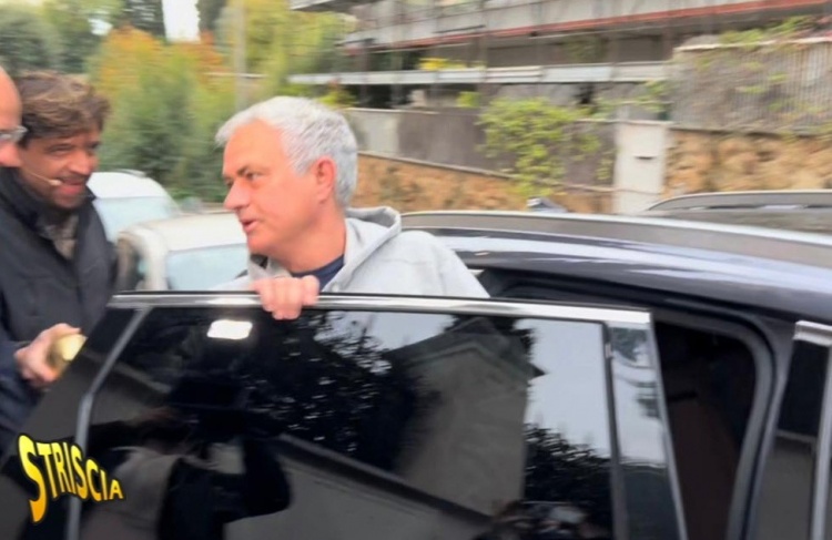 罗马近期状态不佳,穆里尼奥被颁发金貘奖但拒绝领取