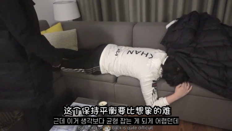 DK更博发布冰岛Vlog:KkOma教练化身踩背技师