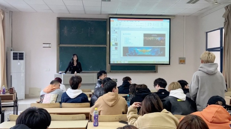 解说鼓鼓晒照：成为老师的一天