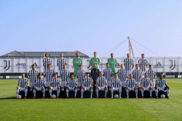 帅气！尤文官方晒出球队本赛季一线队全家福 阿莱格里C位