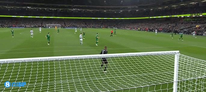 秀!C罗右晃左突人球分过,下底小角度射门被挡