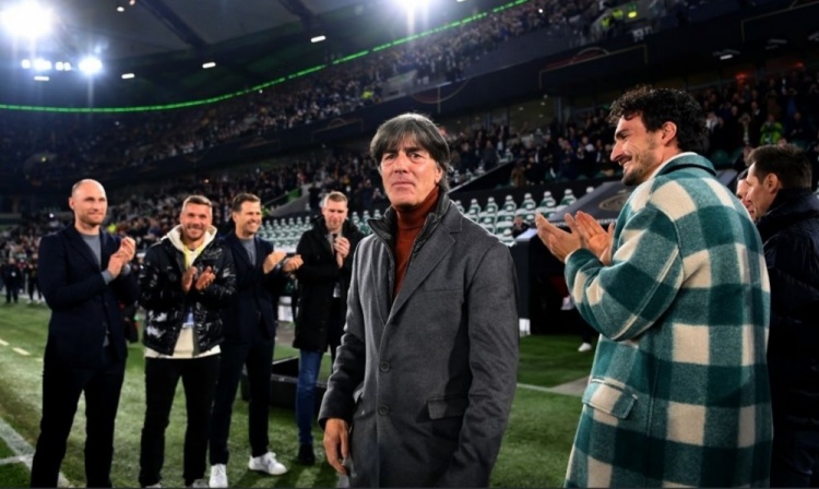 穆勒:波多尔斯基取笑胡梅尔斯的穿衣,我不得不给后者一些鼓励