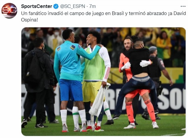 搞错了?巴西球迷闯入球场庆祝,却抱住了哥伦比亚门将奥斯皮纳