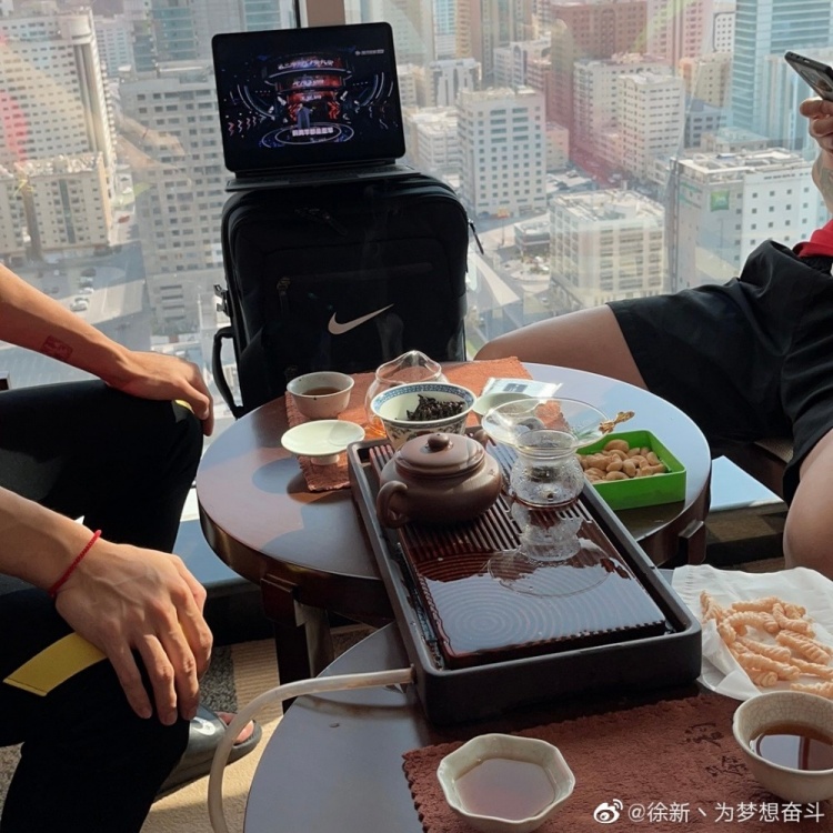 国脚业余时间咋过?徐新晒饮茶图:楼在晃,还是我茶醉了?