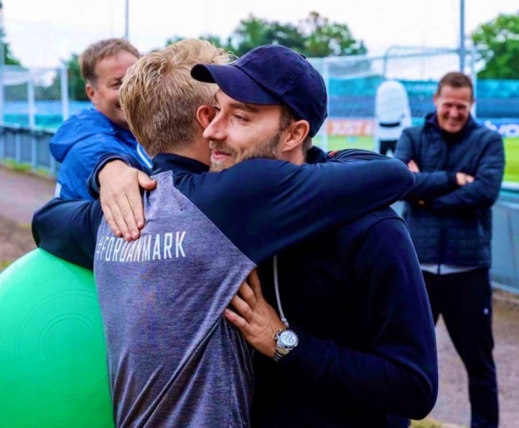 埃里克森造访丹麦队训练营，与克亚尔紧紧相拥