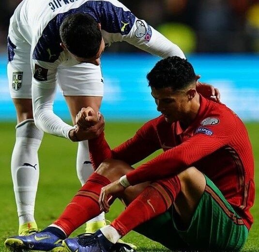 塞尔维亚球员晒安慰C罗照,并附言:和最伟大的握手