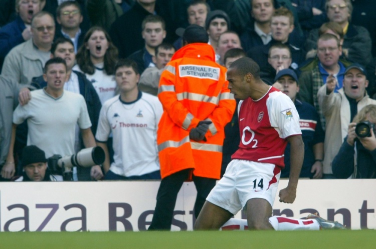 经典滑跪永载史册!2002年的今天,亨利奔袭一条龙破热刺