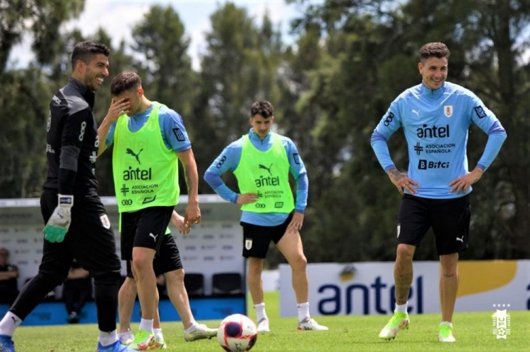 ?苏亚雷斯国家队训练客串门将，笑容灿烂