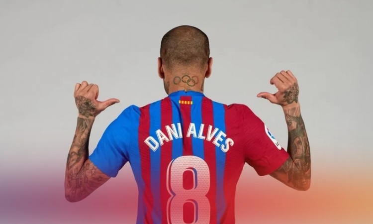 巴萨官方:阿尔维斯将身披8号球衣