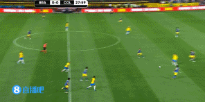 内马尔禁区前被放倒?，痛苦倒地