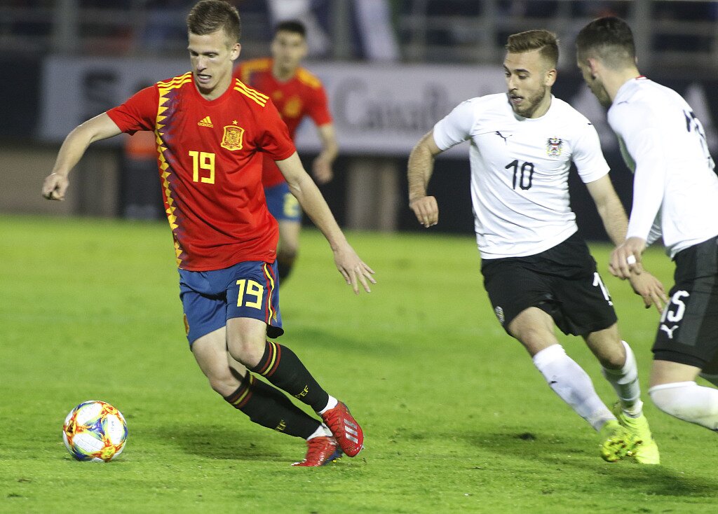 罗马诺：财务角度看引进斯特林很复杂，奥尔莫已成巴萨第一目标