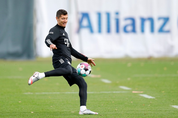 莱万:前20分钟我几乎没拿到球 对于前锋来说保持耐心并不容易