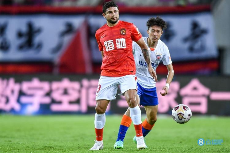 足球报：广州队6名归化此前转会费、年薪及安家费合计达8.7亿元