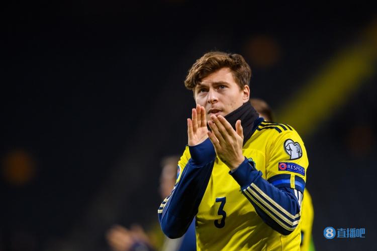 林德洛夫半场3次过人，其余队友共计2次过人