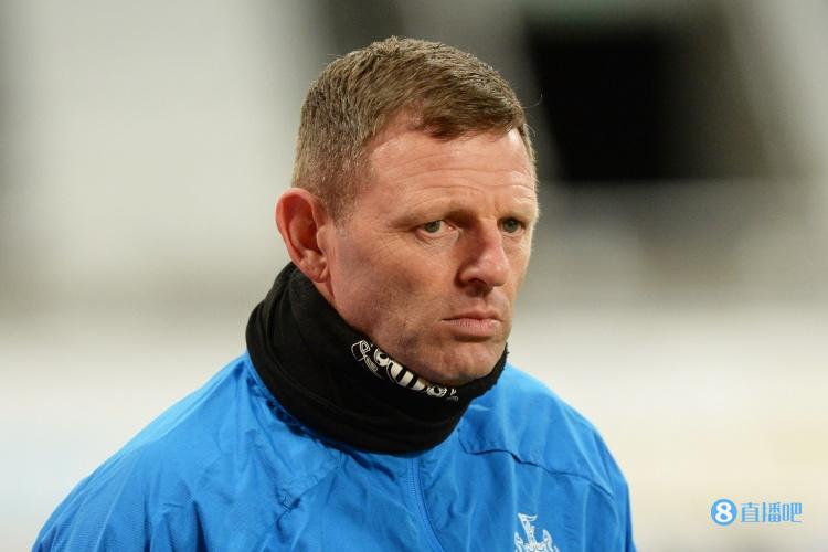 纽卡临时主帅:我们前65分钟踢得还不错,16分钟丢3球令人失望