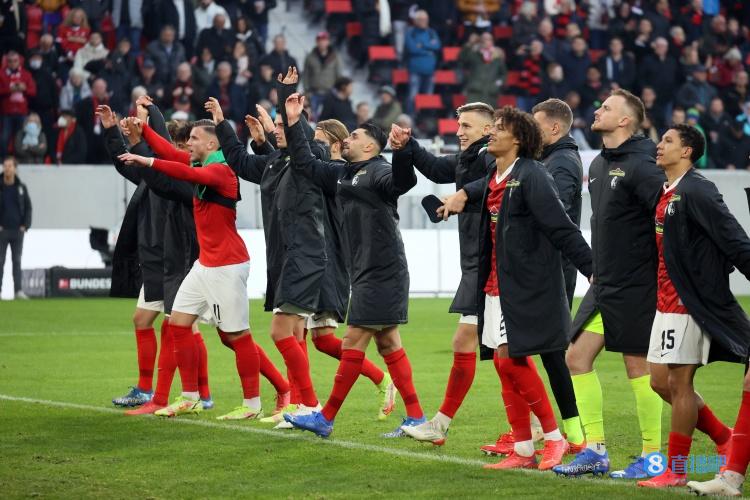 德甲唯一不败球队，弗莱堡球迷赛后高歌：扒掉拜仁的皮裤