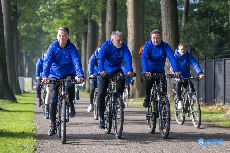 荷媒:臀部受伤的范加尔将在包厢中指挥对阵挪威,而非在场边