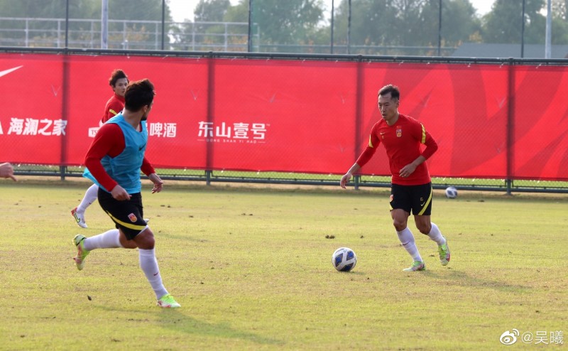 继续备战12强赛，吴曦社媒晒训练照