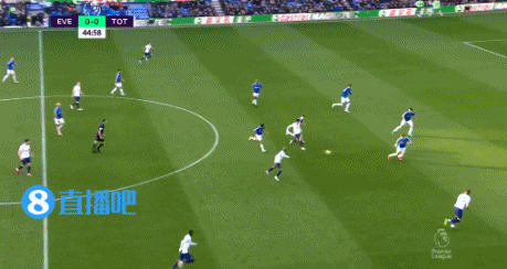 凯恩传中,后点的雷吉隆抢点打飞!