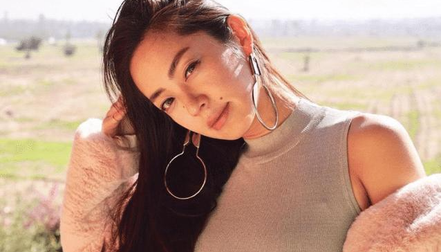 周焯华绯闻女友好不容易隔离出关分享玉照 网友惊呼看到她“露点”了