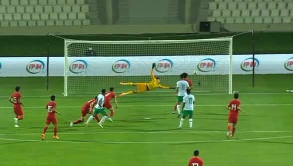 张琳芃上抢扑空，多萨里突破长驱直入，颜骏凌扑救后皮球击中立柱