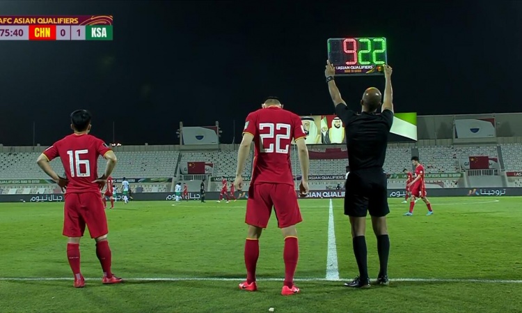 前锋不够后卫来凑,于大宝连续两场世预赛回归老本行中锋