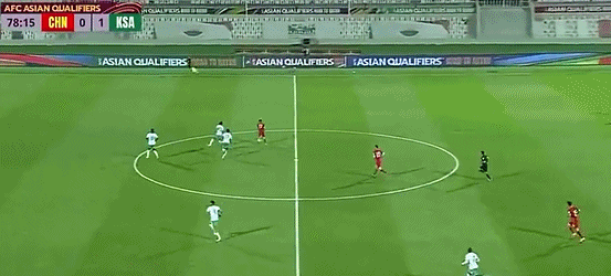 以一名前锋的标准来衡量，于大宝这个处理是不合格的