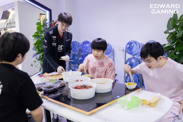EDG赛后返图：祝骑士们在后续的比赛中一鼓作气，拔得头筹！