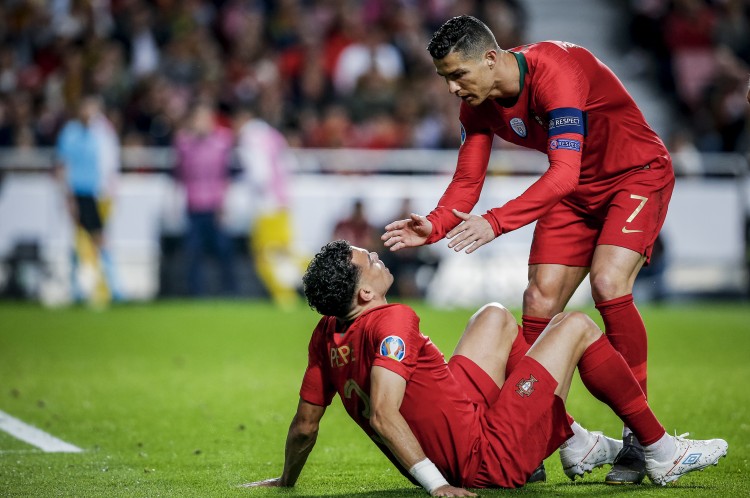 ?葡媒：C罗欢迎佩佩回归训练场，并高呼“国王回来了”