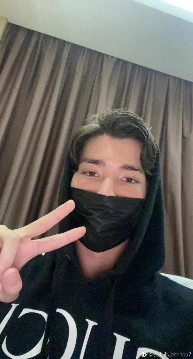 侯永永晒照：很开心终于回到中国啦！期待早日战胜疫情