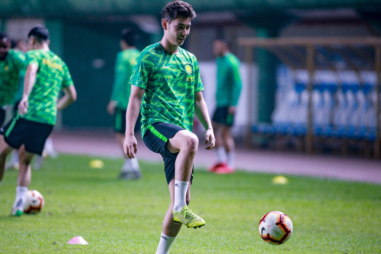 记者:侯永永正在厦门隔离,已入籍的华裔球员徐辉在跟随国安训练