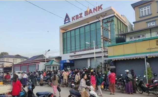 缅甸民众：今天运气真不错，银行门口排队十小时，终于取到钱！