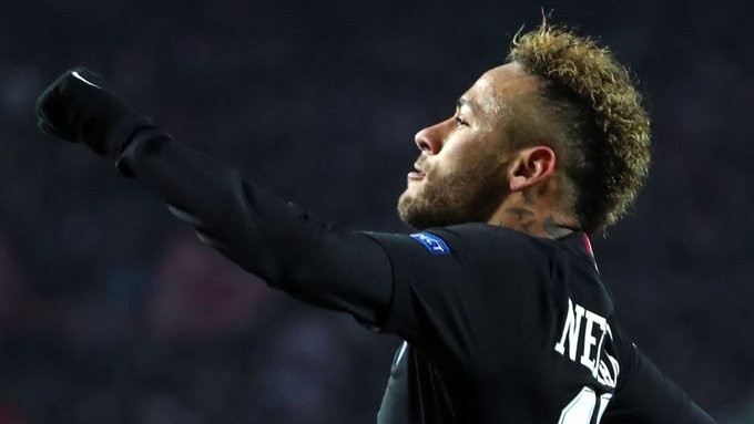 内马尔自2017年离开巴萨加盟巴黎后,身价从2.22亿欧降至9000万欧